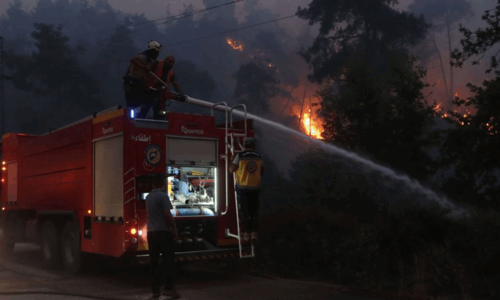 Firefighting teams attempt to extinguish wildfires in northern Lattakia countryside – July 4, 2025 (Syrian Civil Defense / Telegram)