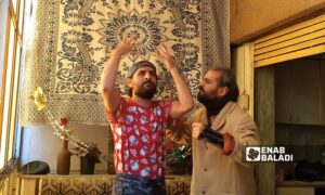 A scene from the play “Kul ‘Aar wa Antum Bikhayr” (Shame on You and Happy Holidays) in Damascus – May 28, 2025 (Enab Baladi/Amir Huquq)