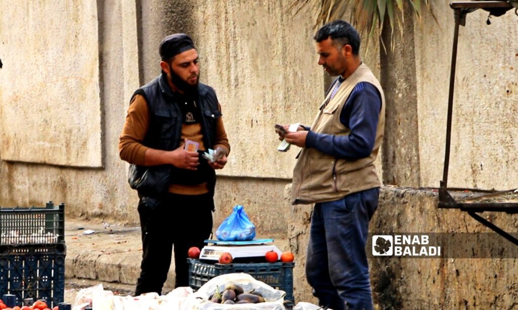 Illustrative – Transactions in Syrian pounds in Ras al-Ain, northern Syria – February 9, 2025 (Enab Baladi)