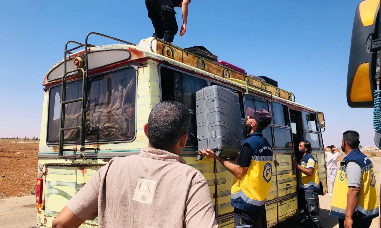 Civil Defense Teams Assist Evacuees and Returnees at Suwayda Crossing – August 3, 2025 (Syrian Civil Defense)