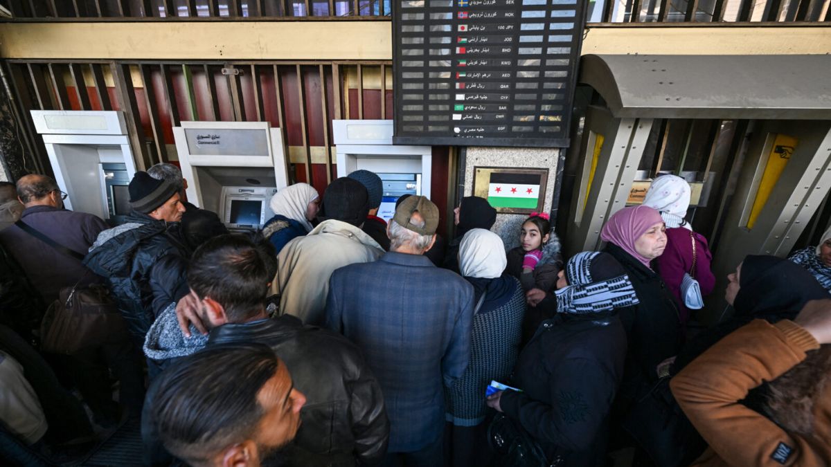 Syrian employees queue at ATMs to receive their salaries – December 16, 2024 (Agence France-Presse / Louay Bashara)