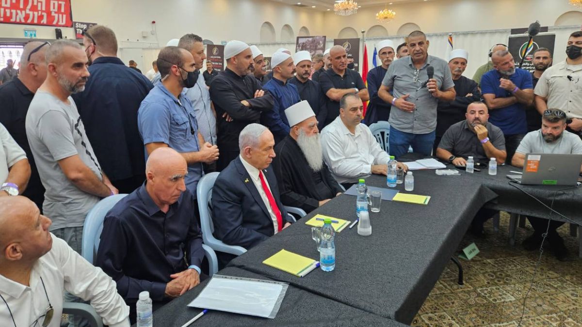 Israeli Prime Minister Benjamin Netanyahu alongside Sheikh Mowafaq Tarif in an operations room monitoring the situation in Suwayda (southern Syria), August 28, 2025 (Loreen Wahbi/X).