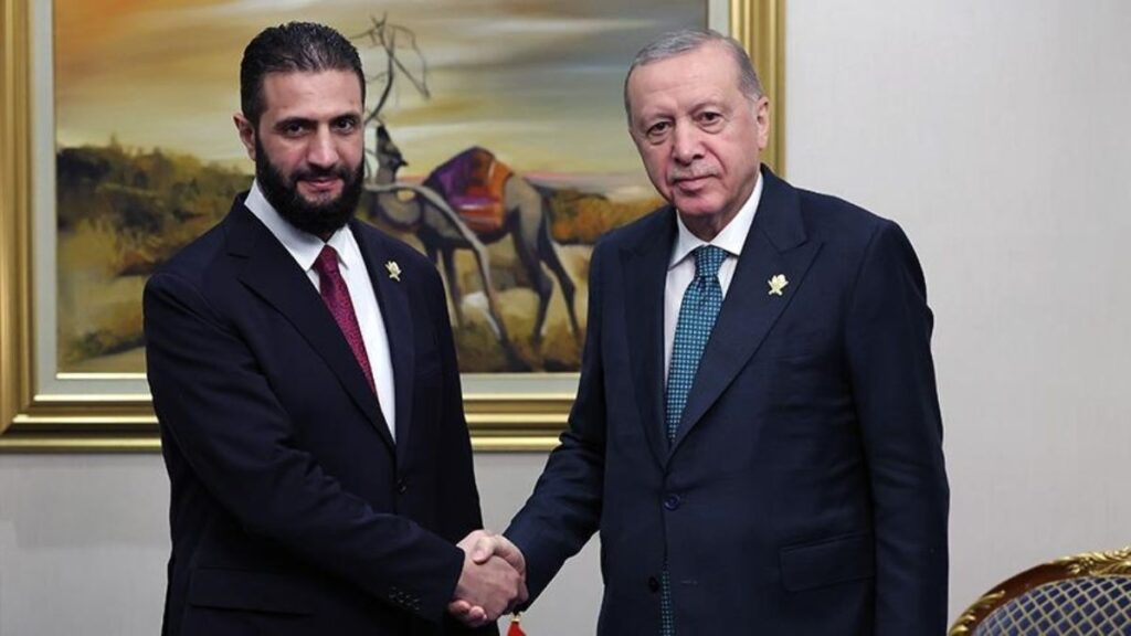 Syrian President Ahmad al-Sharaa shakes hands with Turkish President Recep Tayyip Erdoğan during a meeting on the sidelines of the extraordinary Arab-Islamic summit in Doha – September 15, 2025 (Anadolu)