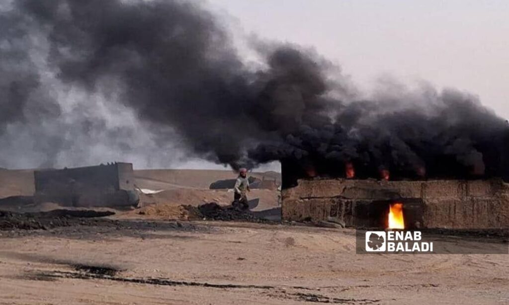Primitive oil refineries in the town of Hawayej al-Boumasaa in western Deir Ezzor countryside – October 4, 2025 (Enab Baladi)