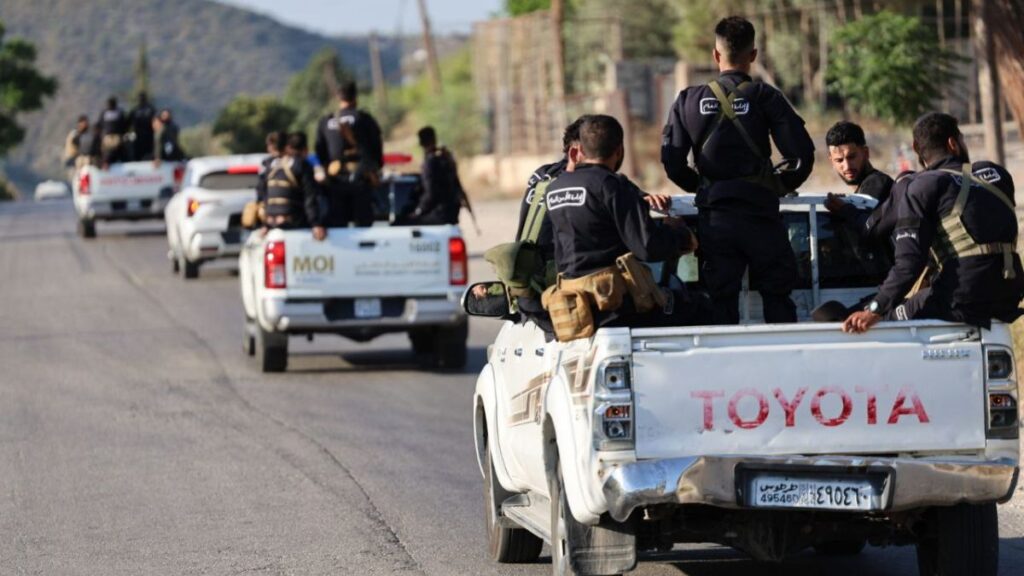 Security personnel head to Latakia countryside to help extinguish wildfires in the area, 7 July 2025 (Ministry of Interior)