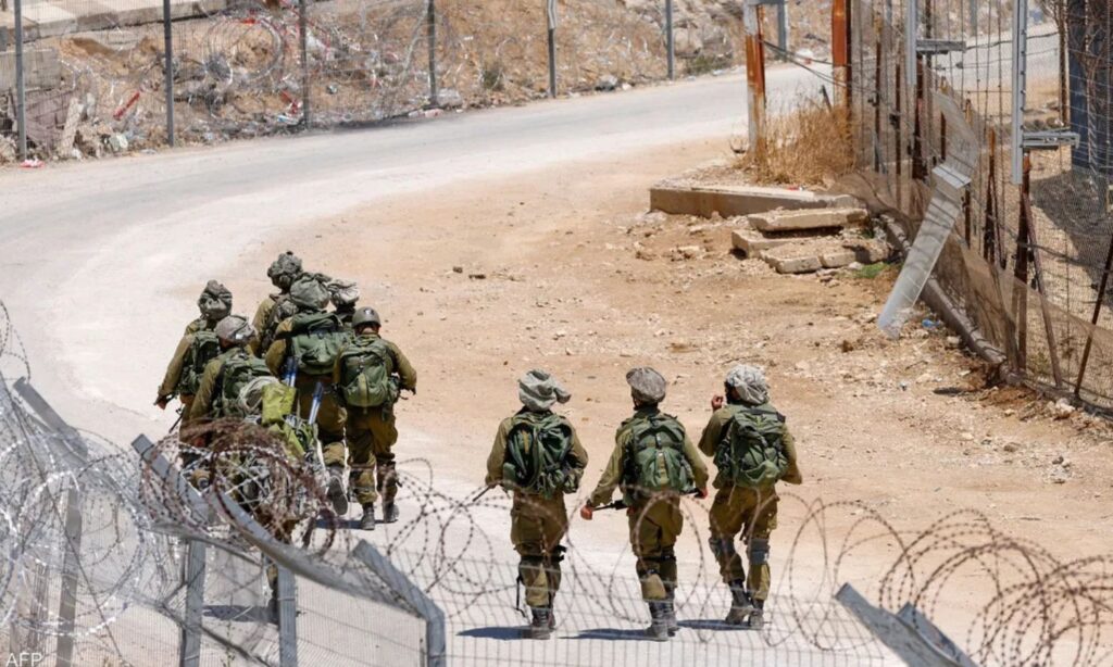 Israeli soldiers advance in rural Quneitra, 19 September 2025 (Sky News Arabia)
