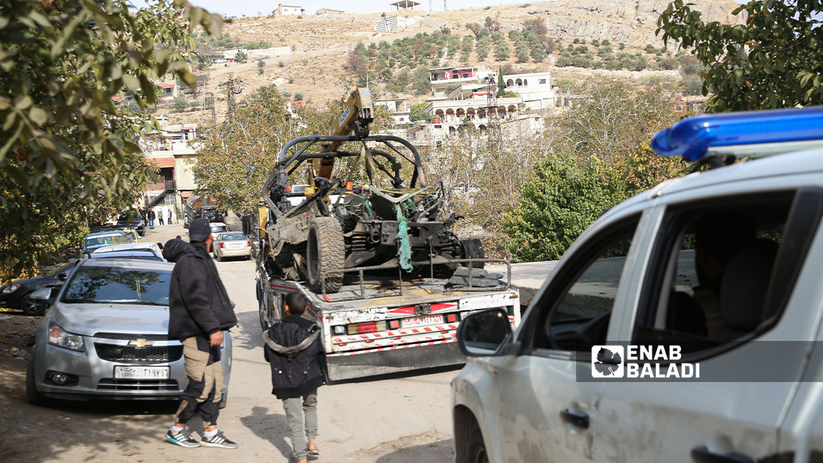 Towing an Israeli military vehicle that was struck by the Israeli army after its withdrawal from the town of Beit Jinn (southwestern rural Damascus, near the occupied Syrian Golan Heights), (Enab Baladi/Noor Hamza)