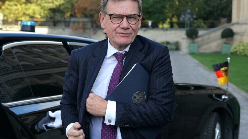 Foreign Minister Johann Wadephul arrives for a meeting in Paris, October 9, 2025 (Reuters).