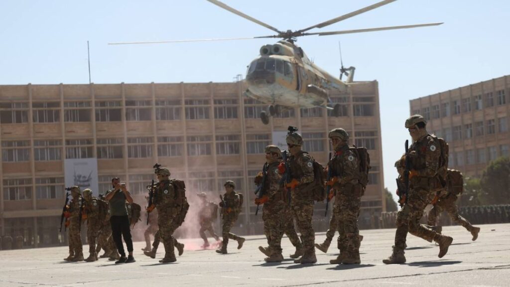 Graduates of the Syrian Ministry of Defense Military Academy conduct an airdrop exercise, July 1, 2025 (Ministry of Defense).