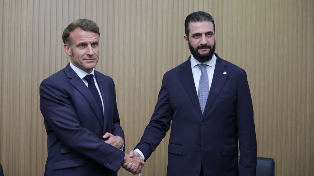 Syrian transitional president Ahmad al-Sharaa shakes hands with French President Emmanuel Macron during a meeting on the sidelines of the climate summit in Brazil, 7 November 2025 (Syrian Presidency/X)