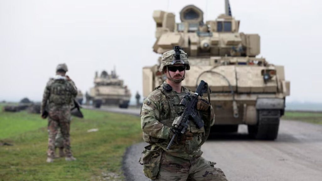 A soldier from the U.S.-led coalition stands during a joint U.S.–SDF patrol in the Qamishli countryside (northeastern Syria, al-Hasakah province), February 8, 2024 (Reuters/Orhan Qereman).