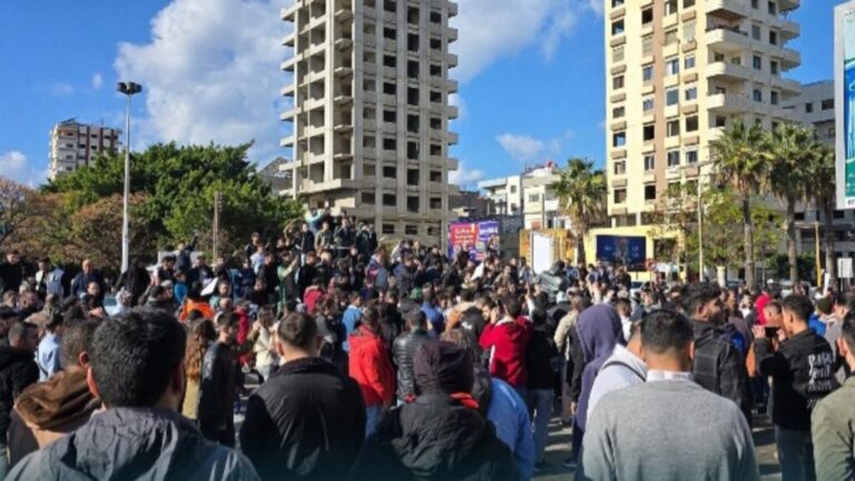 A protest vigil in Tartus city condemning the bombing at the Ali ibn Abi Talib Mosque in Homs, and calling for the release of detainees, amid a heavy presence of Internal Security forces, 28 December 2025 (al-Ikhbariya/Facebook)