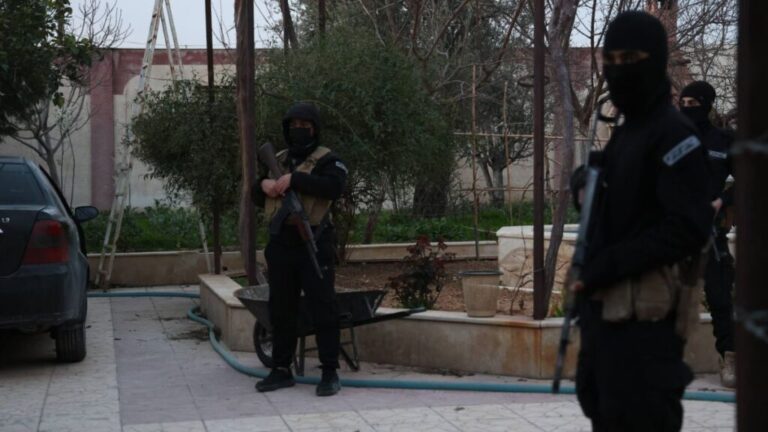 Members of the General Security forces during the arrest of a cell affiliated with the Islamic State group, March 5, 2026 (Syrian Ministry of Interior).