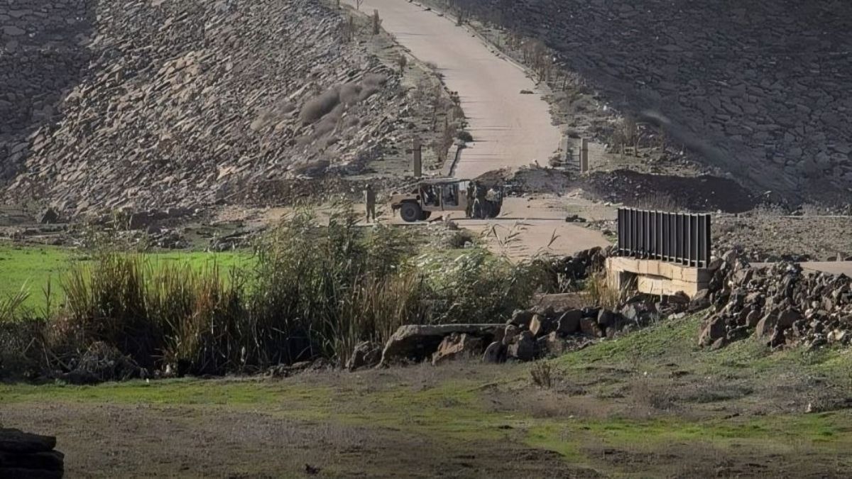 The Israeli army sets up a checkpoint in Quneitra countryside, April 25, 2026. (SANA)