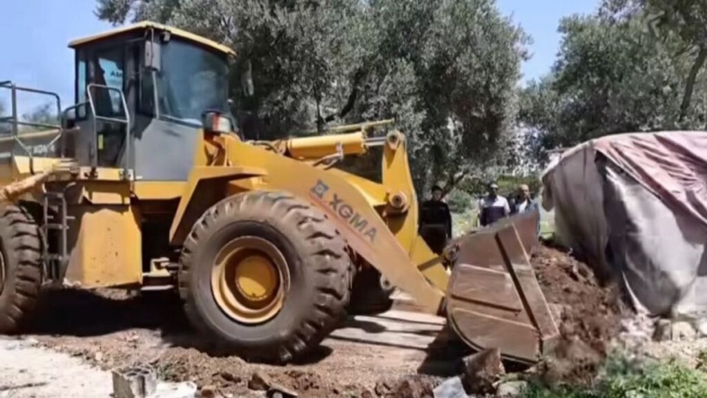 The removal of illegal occupancies by trespassers living unlawfully on the outskirts of Tartus city, April 17, 2026. (Tartus City Council/video screenshot)