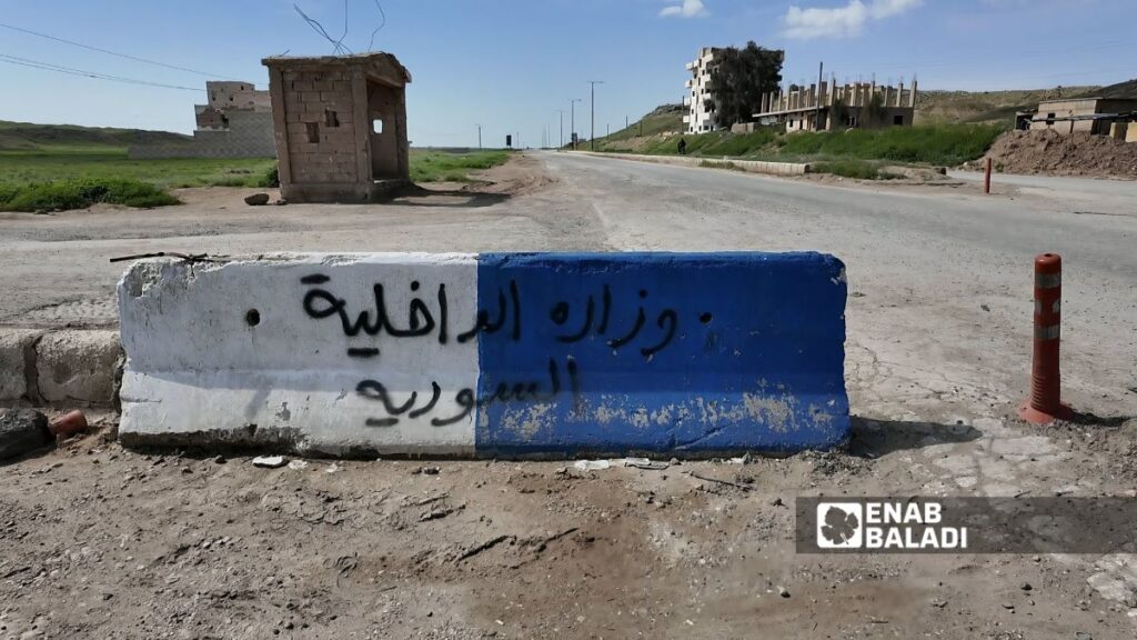 The entrance to Markada subdistrict is empty of Internal Security personnel, 19 April 2026 (Enab Baladi/Hussein Shaabo)