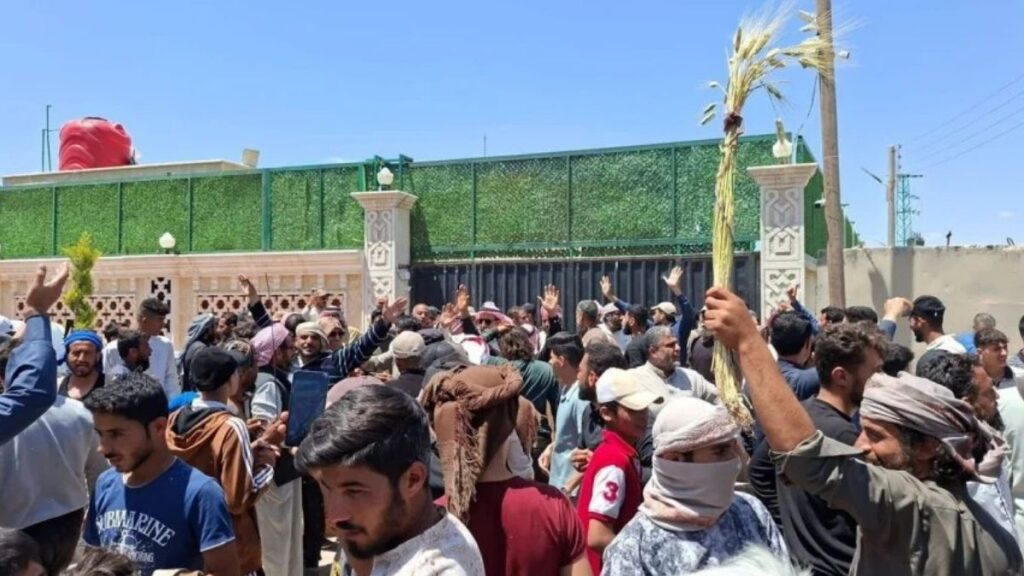 Protests in front of the governorate building in Raqqa rejecting the wheat price, May 18, 2026 (Facebook/Raqqa Here)
