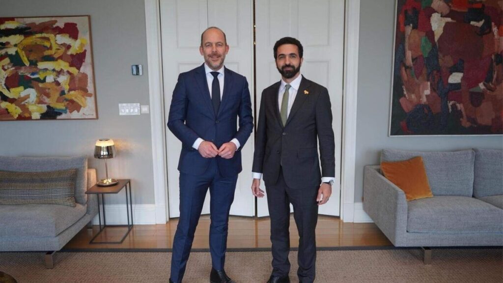 Dutch Deputy Prime Minister and Minister of Asylum and Migration Bart van den Brink with Syria’s ambassador to the United Nations, Ibrahim Olabi, May 7, 2026. (De Telegraaf)