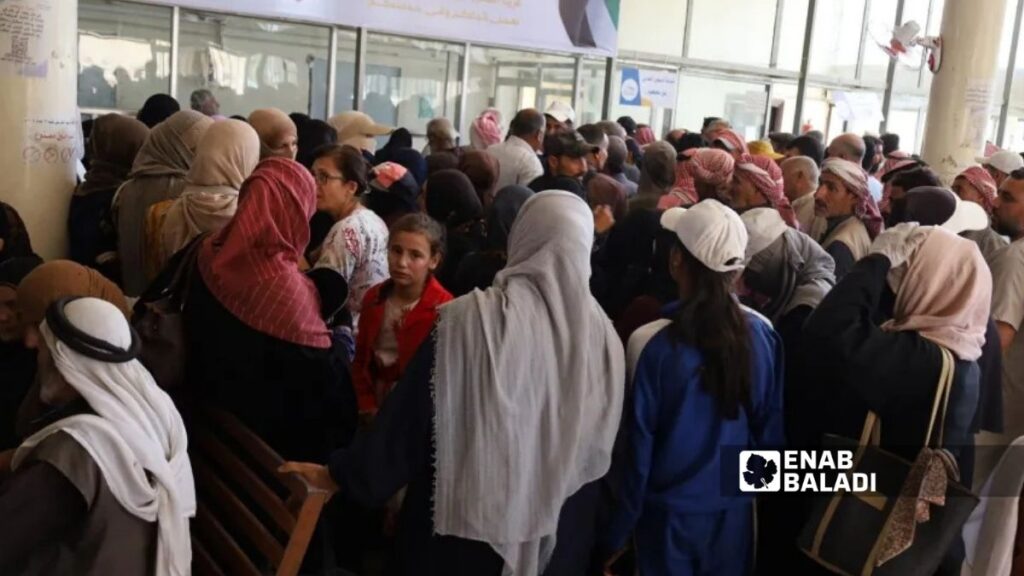 Crowds inside al-Hasakah’s only currency replacement center, July 27, 2027. (Enab Baladi)