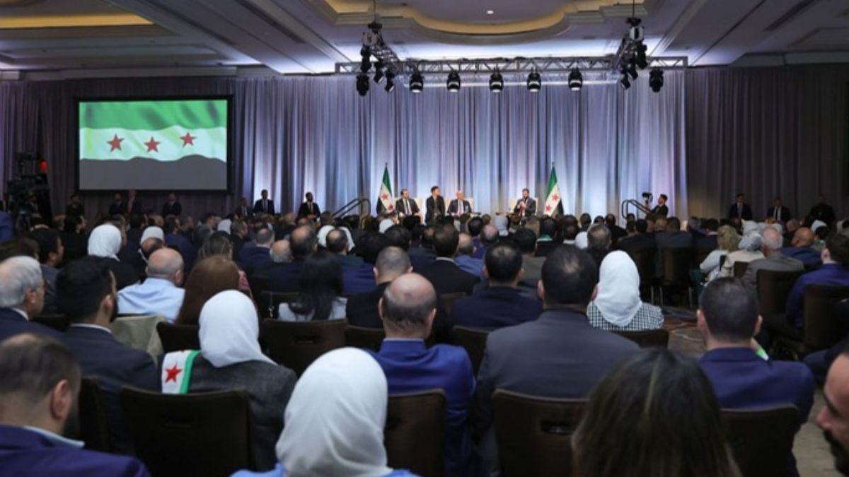 Syrian President Ahmed al-Sharaa meets with a delegation from the Syrian community in Washington, November 10, 2025 (Syrian Ministry of Foreign Affairs and Expatriates)