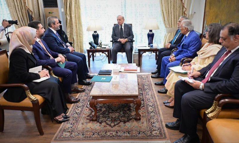 Asaad Hassan al-Shaibani discusses strengthening relations in support of peace with Pakistan’s prime minister, August 20, 2026 (SANA).