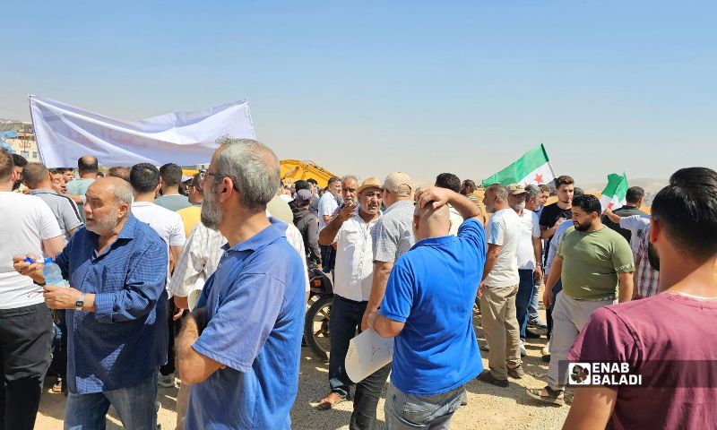 Residents of Qudsaya suburb and other areas of Rural Damascus protest against the “Abyat Hills” project, September 26, 2026. (Enab Baladi/Ahmad Maslamani)