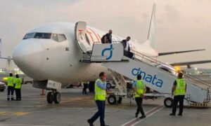 Israeli tourists leave a flydubai aircraft, November 8, 2020. (Associated Press/Archive)
