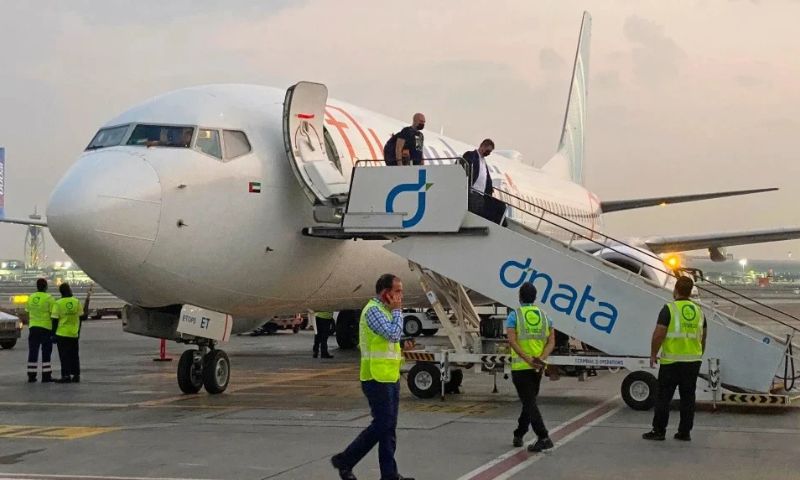 Israeli tourists leave a flydubai aircraft, November 8, 2020. (Associated Press/Archive)