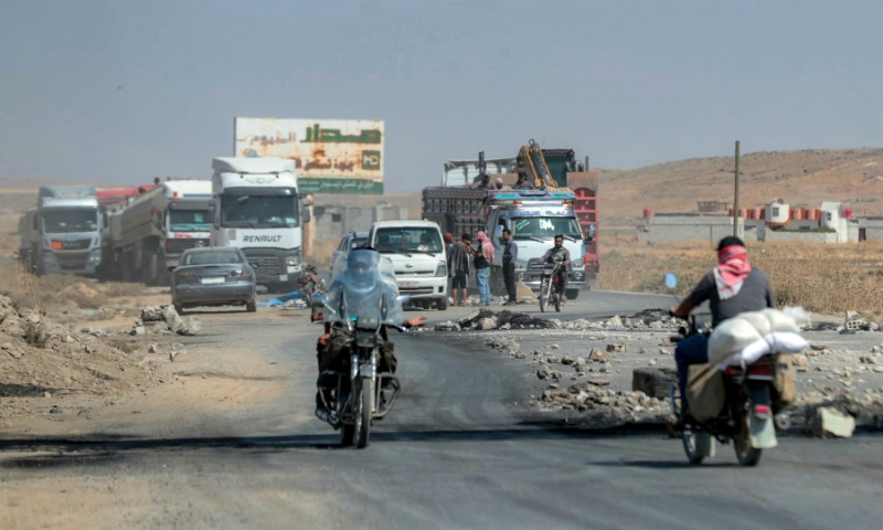 Protesters prevent oil tankers from reaching refineries on the M4 highway in Tell Tamer, Hasakah, during a protest against higher fuel prices, September 16, 2026 (AFP).